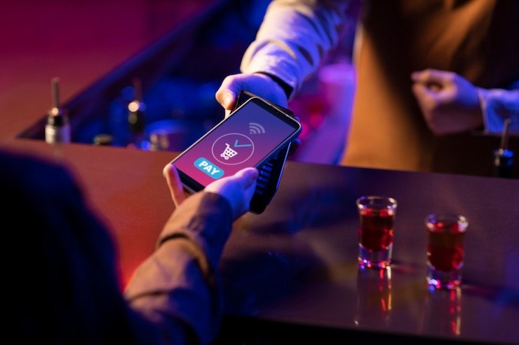 Pengguna gembira bermain di ponsel dengan kontrol yang sehat untuk hiburan seimbang