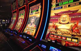 Dealer live casino menyambut pemain dalam studio kasino langsung dengan fasilitas modern